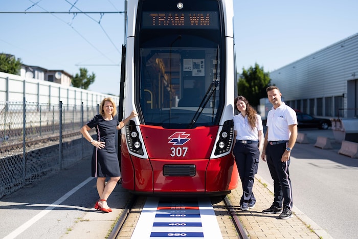 Wiener Linien-Chefin Alexandra Reinagl mit den Wiener Vertretern Elisabeth Urbanitsch und ...
