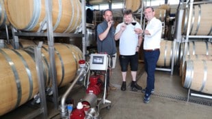 Die Winzer Georg Prieler und Albert Gesellmann sowie Wein-Burgenland-Obmann Herbert Oschep beim ...