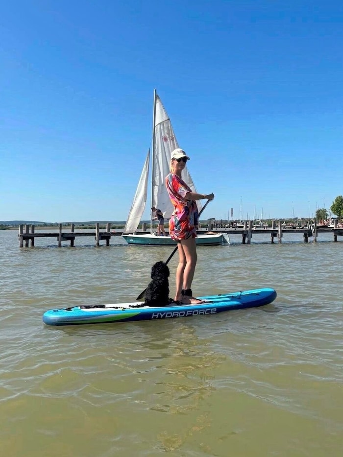 Vier Pfoten, ein Board, null Stress – mit „Lotti“ am Neusiedler See.