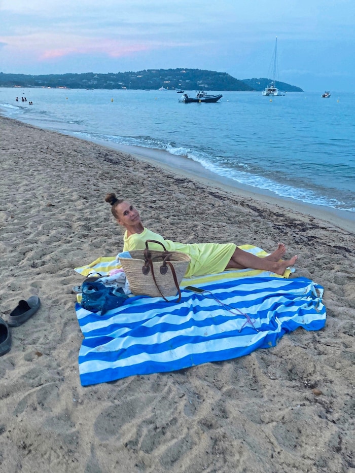 Sundowner direkt am Strand: Der Abend legt sich sanft über die Bucht