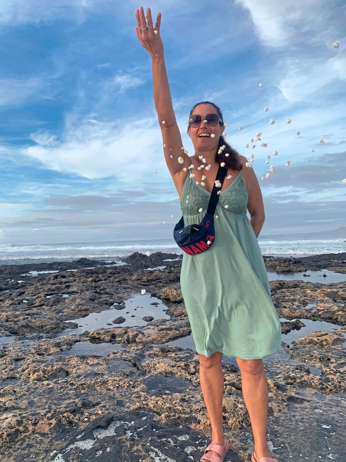 „Popcorn-Strand“ auf Fuerteventura. Die weißen porösen Algenfossilien sehen aus wie gepuffter ...
