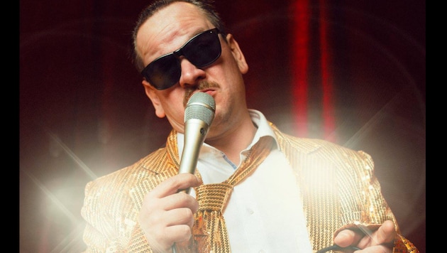 Romantic Slivo ist da: unwahrscheinlich lässig und romantisch im markanten Glitzergold-Anzug