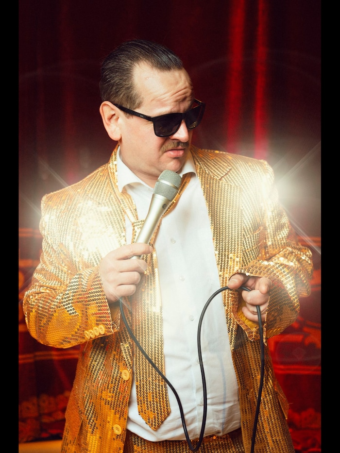 Der Mann in Gold: Wenn Romantic Slivo zum Mikrofon greift, dann bekommen Damen und Herren weiche ...