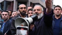 Erzbischof Bagrat Galstanjan während einer Demonstration gegen die Landabtretung an das ...