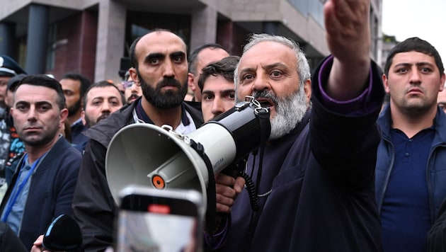 Erzbischof Bagrat Galstanjan während einer Demonstration gegen die Landabtretung an das ...