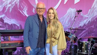 Bald auf der Bühne: Melissa Naschenweng mit „Gastgeber“ Marek.