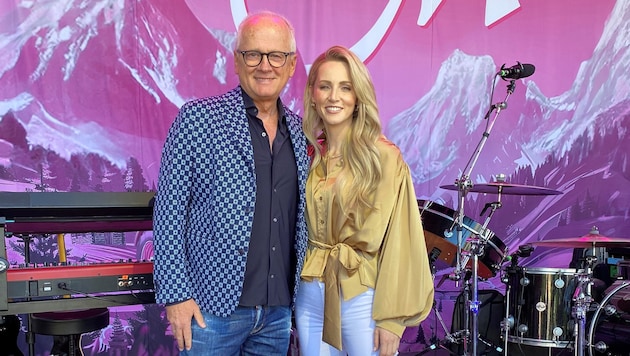 Bald auf der Bühne: Melissa Naschenweng mit „Gastgeber“ Marek.
