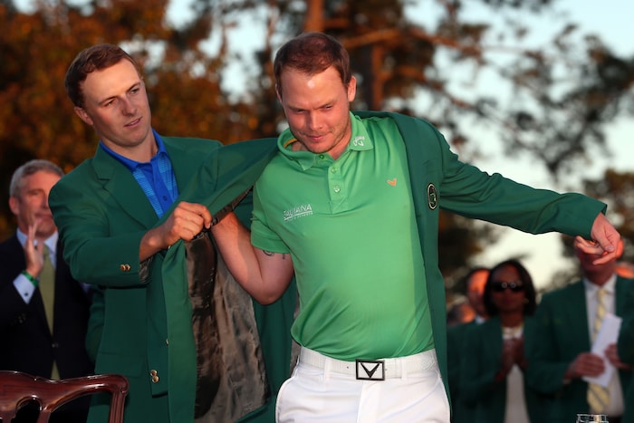 2016 half Vorjahressieger Jordan Spieth seinen Nachfolger Danny Willett ins legendäre „Green ...