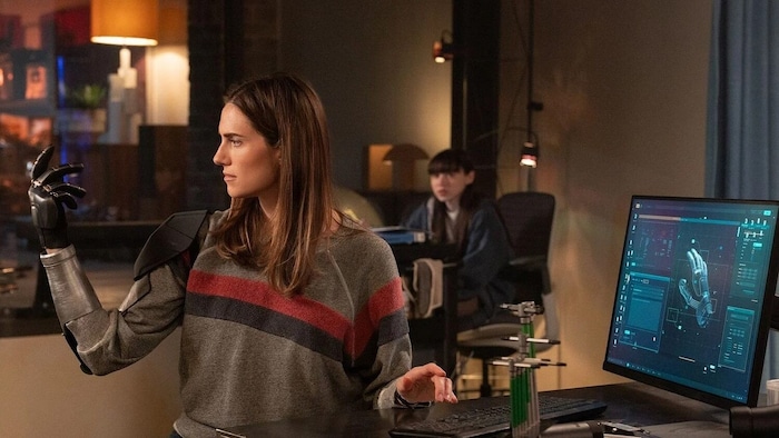 Gemma (Allison Williams) muss die gefährliche KI-Puppe wieder reaktivieren.