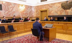 Der Angeklagte in der Mitte des Schwurgerichtssaales am Mittwoch.