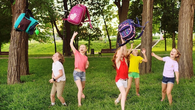 Schultasche ablegen: Für 245.000 Schüler starten nach der Zeugnisverteilung am Freitag die ...