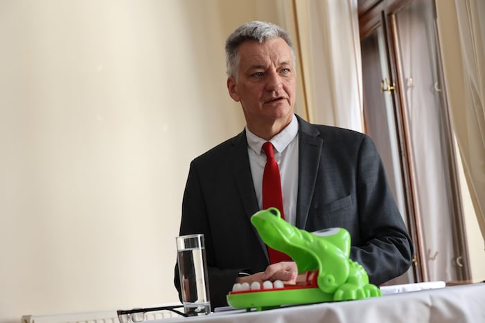 Finanzstadtrat Manfred Eber (KPÖ) warnt, „dass das Krokodilsmaul wegen steigender Ausgaben und ...