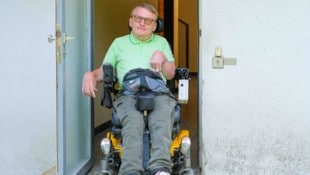 Weil die Tür einen hydraulischen Schließmechanismus hat, kann Martin Reidinger die Tür nicht ...