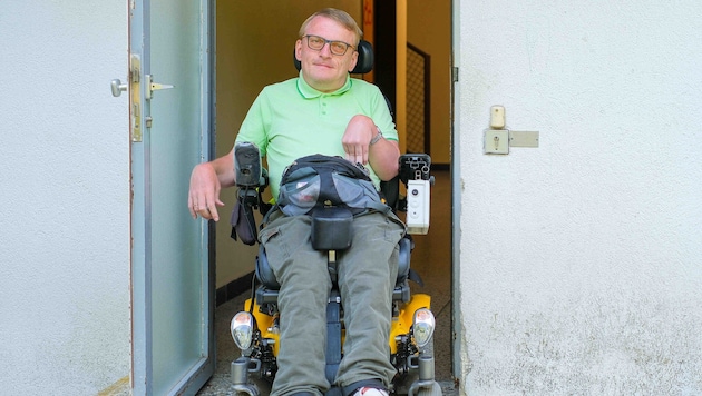 Weil die Tür einen hydraulischen Schließmechanismus hat, kann Martin Reidinger die Tür nicht ...