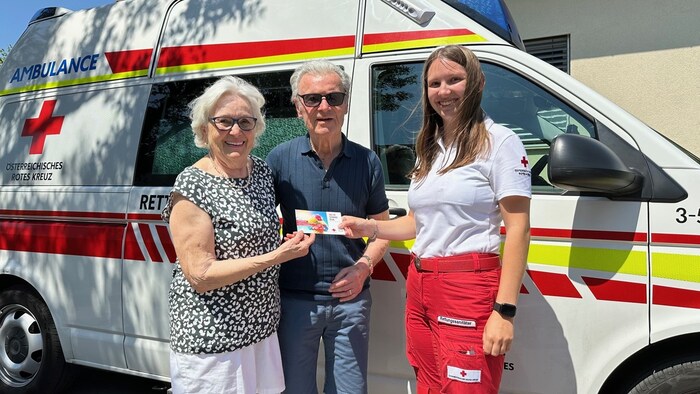 Hitze-Buddies des Roten Kreuzes informieren Senioren über die Gefahren und helfen auch mit Tipps ...