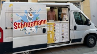 Wenn die Schiebetüre des Lieferwagens geöffnet wird, kommt eine Eistheke zum Vorschein.