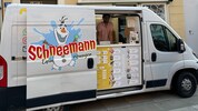 Wenn die Schiebetüre des Lieferwagens geöffnet wird, kommt eine Eistheke zum Vorschein.
