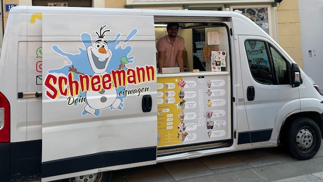 Wenn die Schiebetüre des Lieferwagens geöffnet wird, kommt eine Eistheke zum Vorschein.