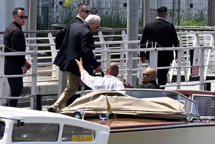 Jeff Bezos‘ Stiefvater Mike Bezos bei seiner Ankunft in Venedig