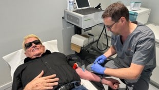 Heino bei Patrick Weninger, wo die Stammzellen-Therapie durchgeführt wurde.