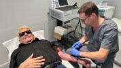 Heino bei Patrick Weninger, wo die Stammzellen-Therapie durchgeführt wurde.
