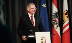 Landeshauptmann Stelzer präsentiert derzeit gemeinsam mit einer Delegation den ...