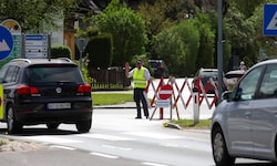 Bilder wie diese, wo Urlauber durch den Ort Kuchl fahren, sollen vermieden werden.