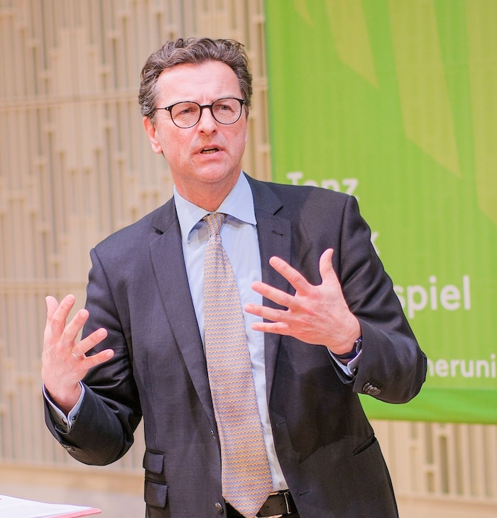 Spitalsmanager Franz Harnoncourt verdient deutlich mehr als Landeshauptmann Thomas Stelzer, ...