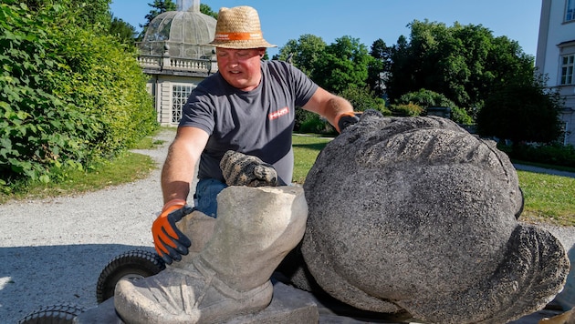 Steinmetzmeister Stefan Wallinger mit seinem „Patienten“.