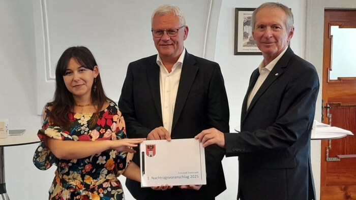 Die Grüne Klubobfrau Samara Sanchez-Pöll, Bürgermeister Thomas Steiner und Finanzstadtrat ...