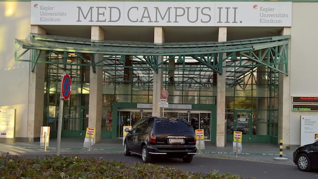 Die Frau wurde ins Uniklinikum Linz gebracht