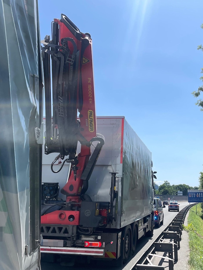 Der Lkw-Lenker hatte vergessen, den Kran einzufahren.