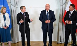 Von links: Außenministerin Beate Meinl-Reisinger (NEOS), der Generaldirektor der in Wien ...
