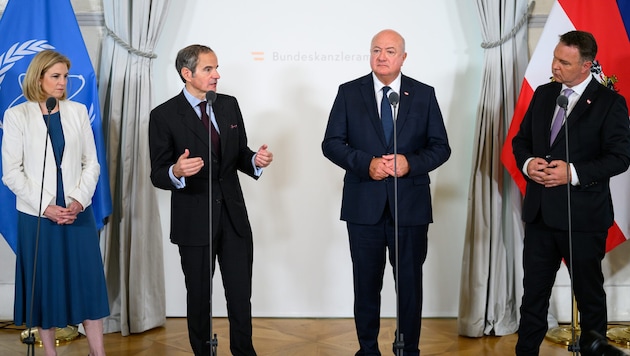 Von links: Außenministerin Beate Meinl-Reisinger (NEOS), der Generaldirektor der in Wien ...
