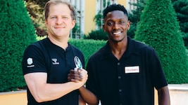Kingstone Mutandwa (li.) wechselt nach Ried.