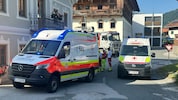 Auch Rettungswagen waren vor Ort, doch der Siebenjährige musste am Ende mit dem Hubschrauber in ...