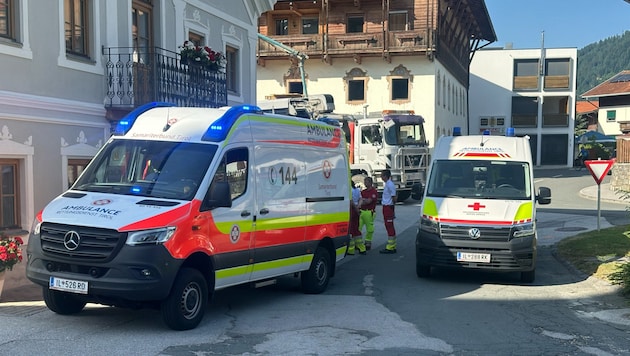 Auch Rettungswagen waren vor Ort, doch der Siebenjährige musste am Ende mit dem Hubschrauber in ...