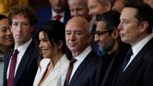 Auflauf der Milliardäre: Mark Zuckerberg (li.), Jeff Bezos (Mitte), Sundar Pichai (2.v.r.) und ...