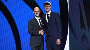 Cooper Flagg (r.) mit NBA-Commissioner Adam Silver