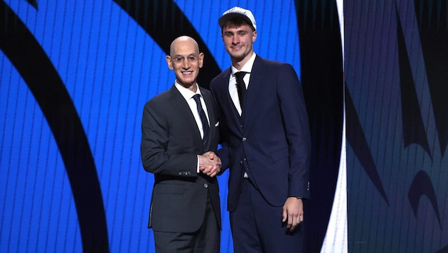Cooper Flagg (r.) mit NBA-Commissioner Adam Silver