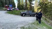 Die Feuerwehr musste den Pickup mit einer Seilwinde aus dem Wald ziehen.