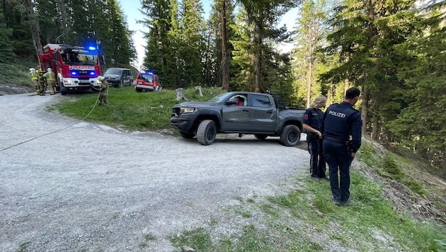 Die Feuerwehr musste den Pickup mit einer Seilwinde aus dem Wald ziehen.
