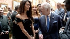 Amal Clooney zog bei einer Gala im Buckingham-Palast alle Blicke auf sich.