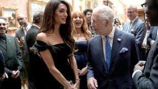Amal Clooney zog bei einer Gala im Buckingham-Palast alle Blicke auf sich.