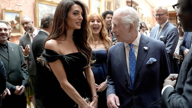 Amal Clooney zog bei einer Gala im Buckingham-Palast alle Blicke auf sich.