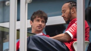 Charles Leclerc (l.) und Lewis Hamilton können aktuell nicht um den Titel mitkämpfen. 