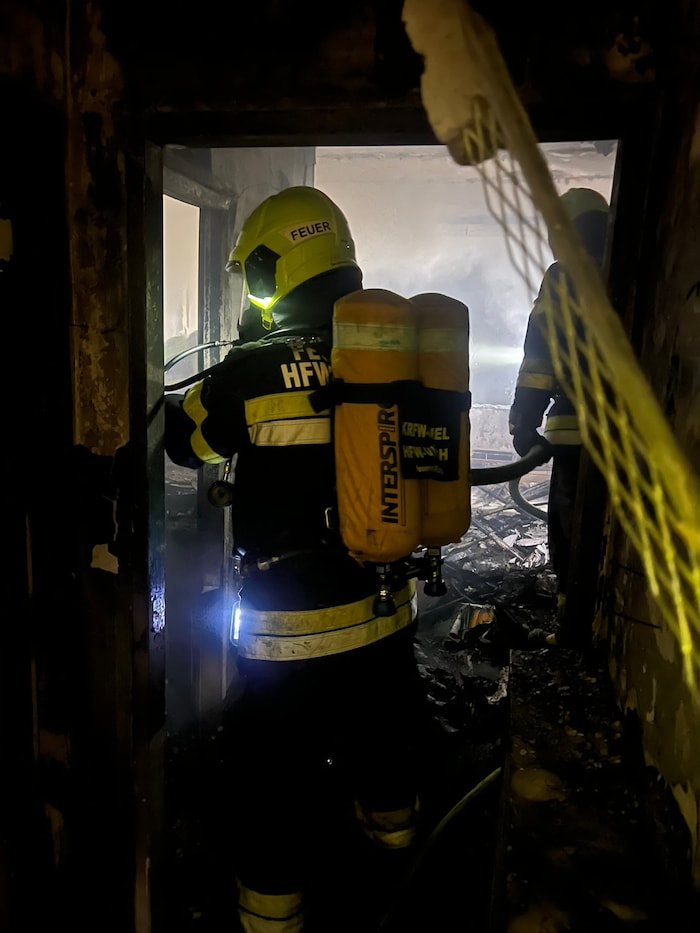 Insgesamt standen sieben Atemschutztrupps mit 21 Atemschutzgeräteträgern im Einsatz.