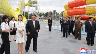 Nordkoreas Machthaber Kim Jong Un mit seiner Tochter Kim Ju Ae beim Begutachten einer ...