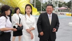 Nordkoreas Machthaber Kim Jong Un mit seiner Tochter Kim Ju Ae beim Begutachten einer ...