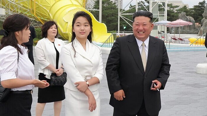 Nordkoreas Machthaber Kim Jung Un mit seiner Tochter Kim Ju Ae beim Begutachten einer ...